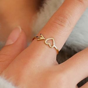 🌟 HOST PICK 🌟Minimalist Heart and Arrow Ring
